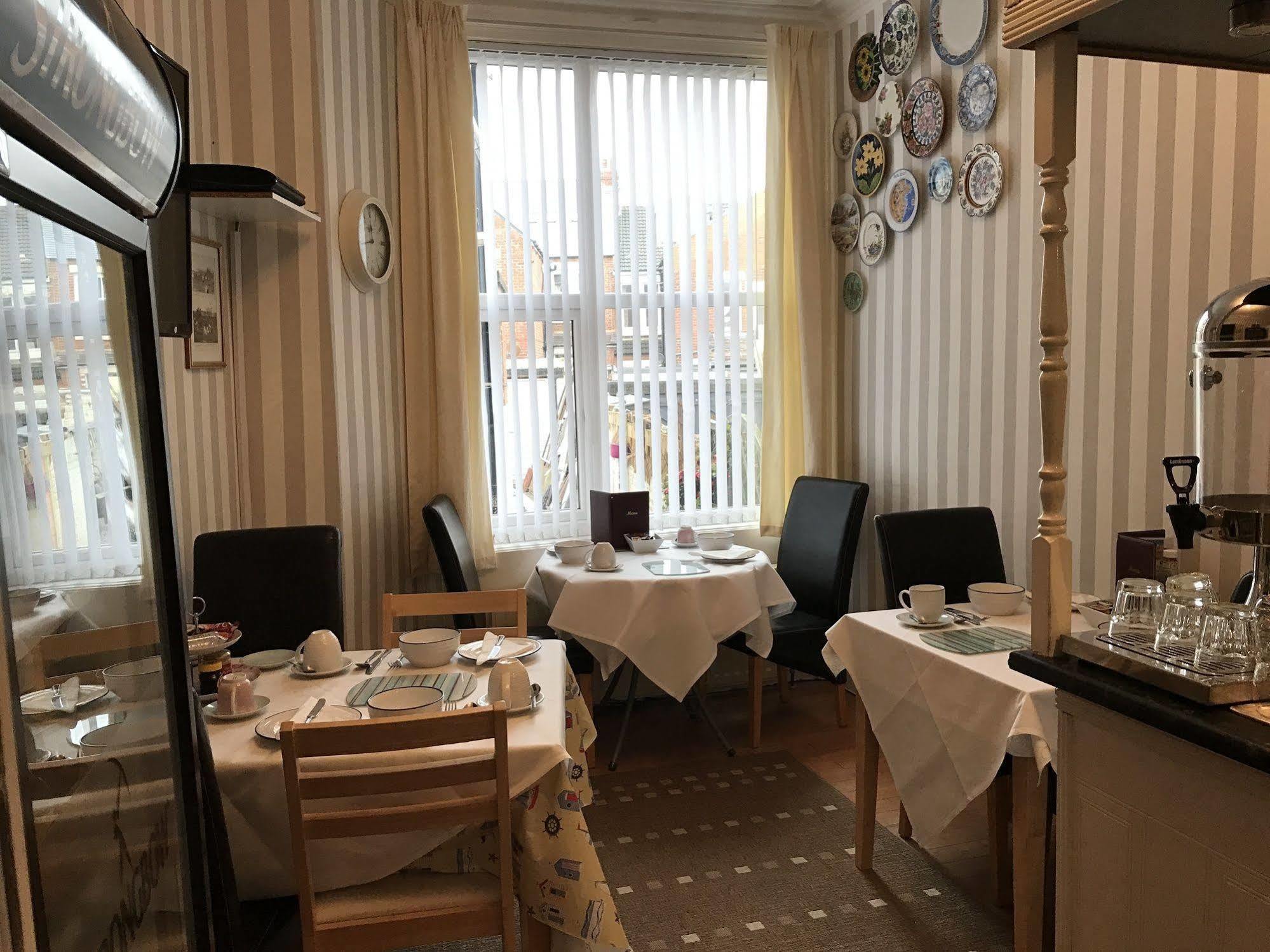 Lighthouse Guest House ウィットレイ・ベイ エクステリア 写真