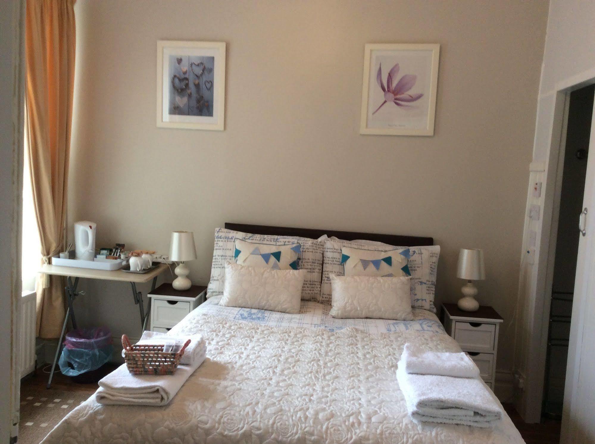 Lighthouse Guest House ウィットレイ・ベイ エクステリア 写真